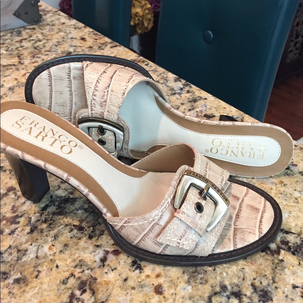Tan leather, block heel